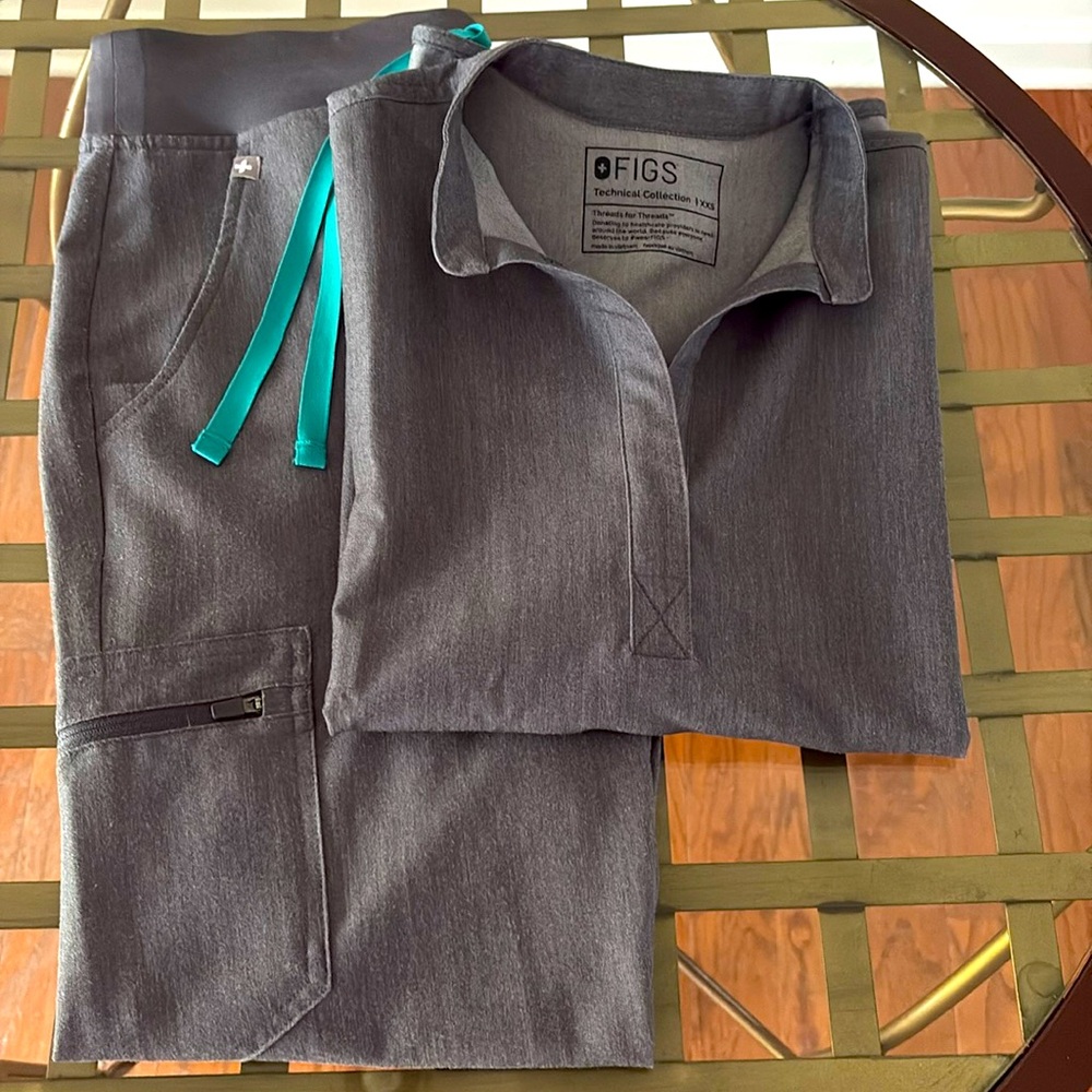 Figs Graphite Rafaela Scrub Top (XXS) and Zamora Jogger Pants (XS)!